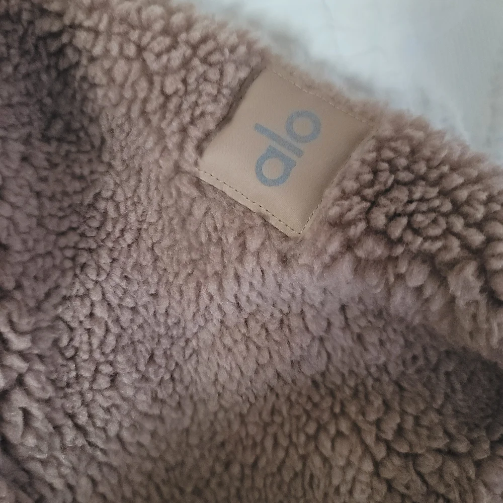 ALO Yoga Foxy Sherpa Bomber Jacket NWT in Chai Latre - Picture 5 of 8